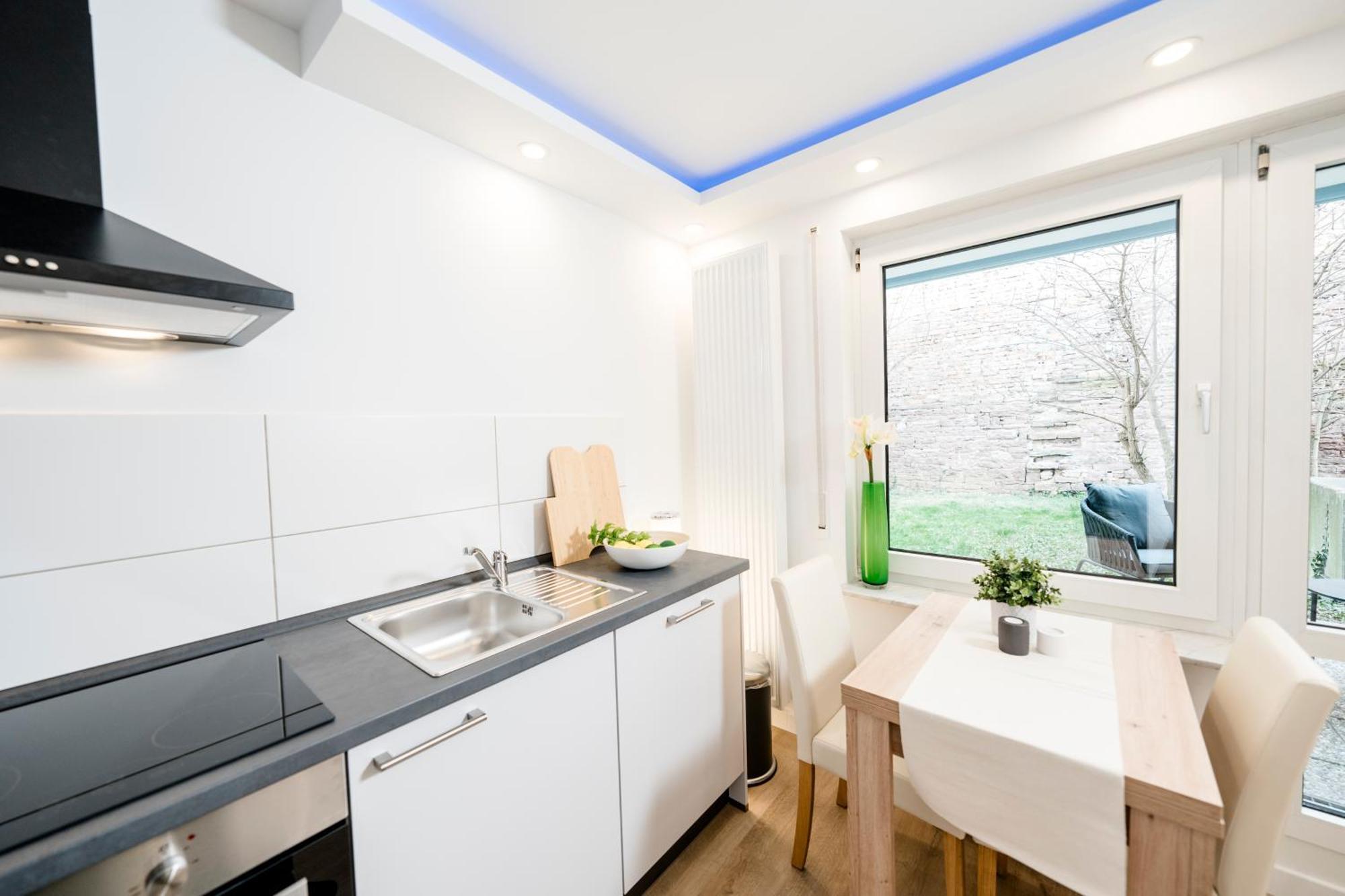 Bellabene Modernes Studio Apartment In Zentraler Lage Mit Terrasse, Parkplatz, Smarttv Pforzheim Extérieur photo