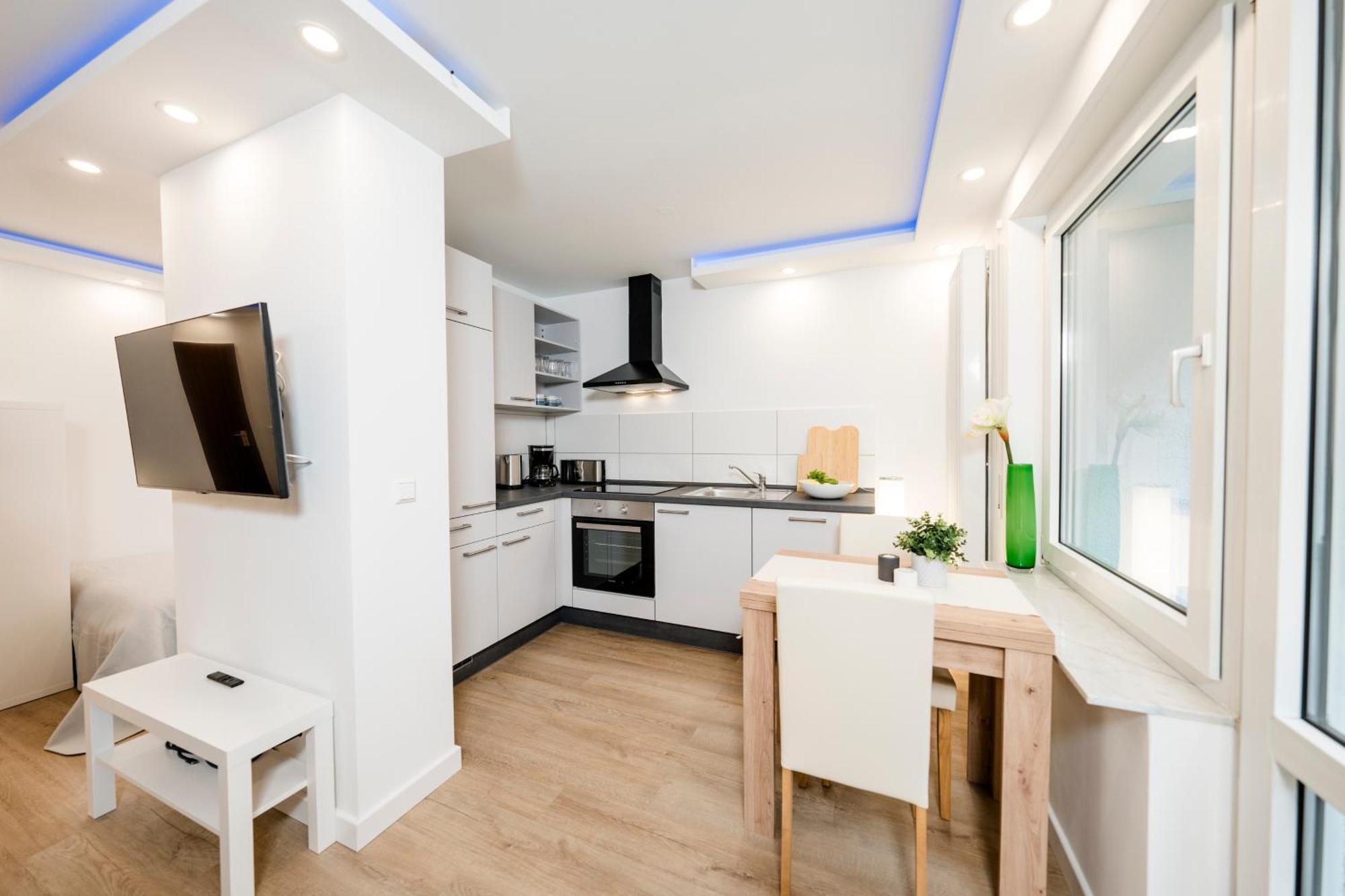 Bellabene Modernes Studio Apartment In Zentraler Lage Mit Terrasse, Parkplatz, Smarttv Pforzheim Extérieur photo